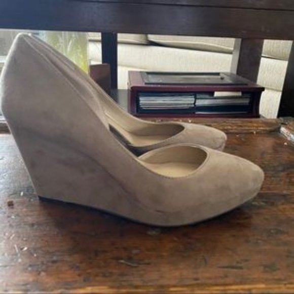 BCBG Pointed toe pump wedge suede heel size 4 - Picture 5 of 9